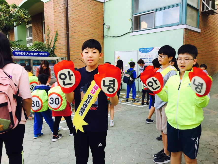 통영초, 꿈나무 어린이회 인사 나눔 캠페인(사진3).JPG