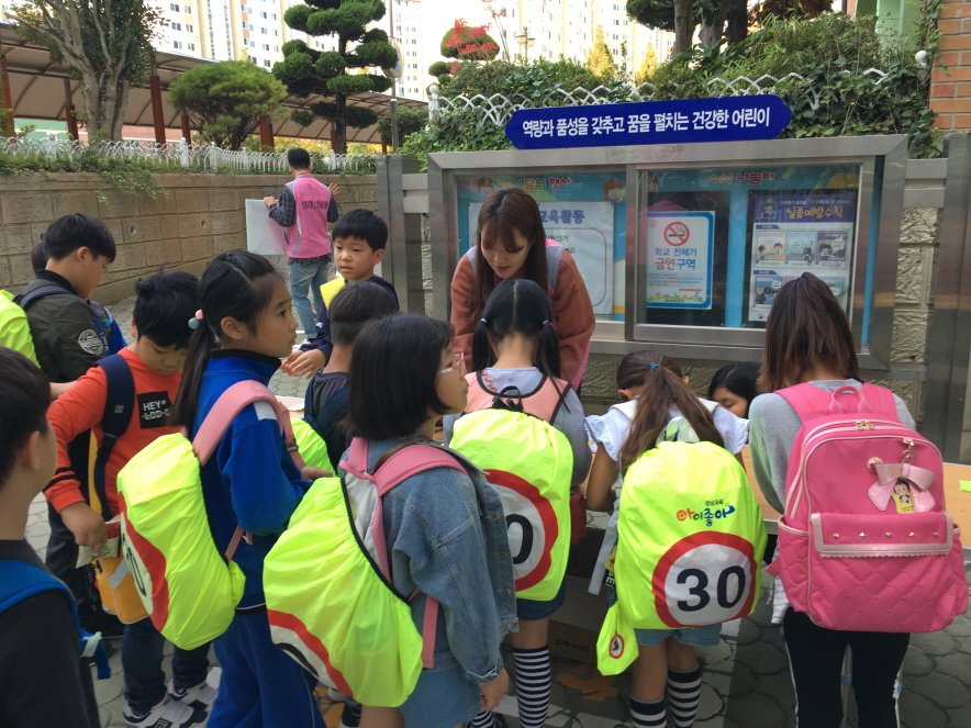 통영초, 꿈나무 어린이회 인사 나눔 캠페인(사진2).JPG