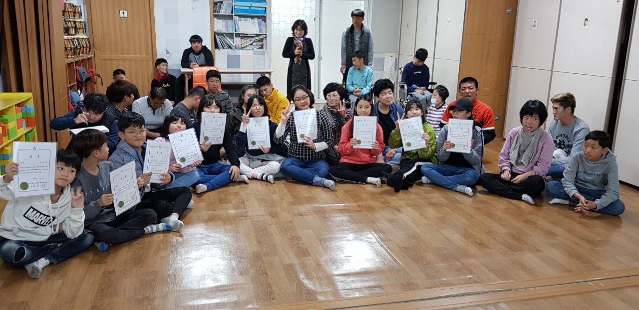 통영초,또래상담자 UCC공모전 우수상금 기부(사진1).jpg
