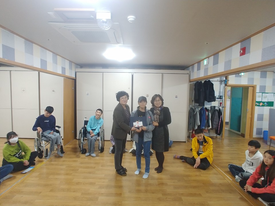 통영초,또래상담자 UCC공모전 우수상금 기부(사진2).jpg